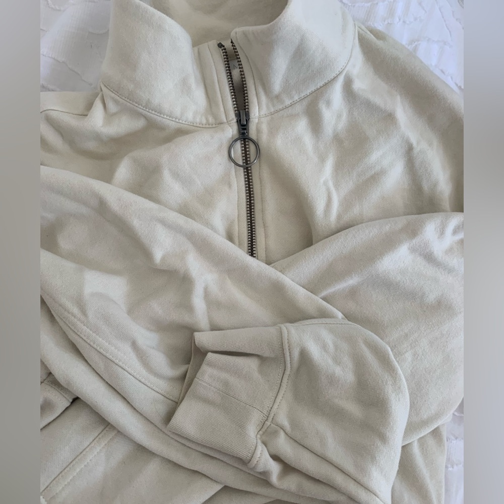 Light tan crop Sweater Size Medium